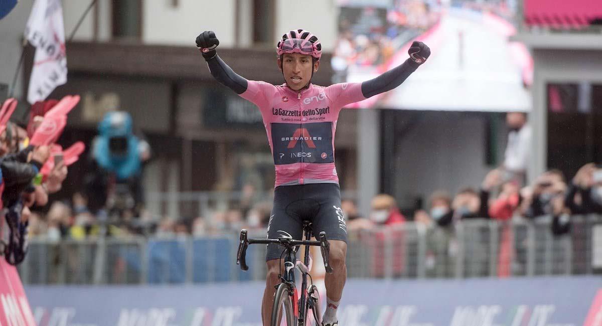 Bernal actualmente lidera la clasificación general del Giro con 2:24 minutos de diferencia. Foto: EFE