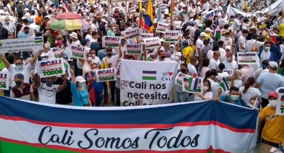 Cali marchó por la paz y por el respeto por la vida de todos los colombianos en medio de la marcha del silencio, una jornada en la que se pidió el desbloqueo de vías y de corazones. Foto: Twitter @Valeondaza