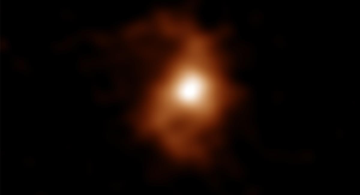 Los astrónomos aún no tienen claro cómo se formó esta Galaxia, con una forma tan inusual. Foto: Twitter @Alma_obs