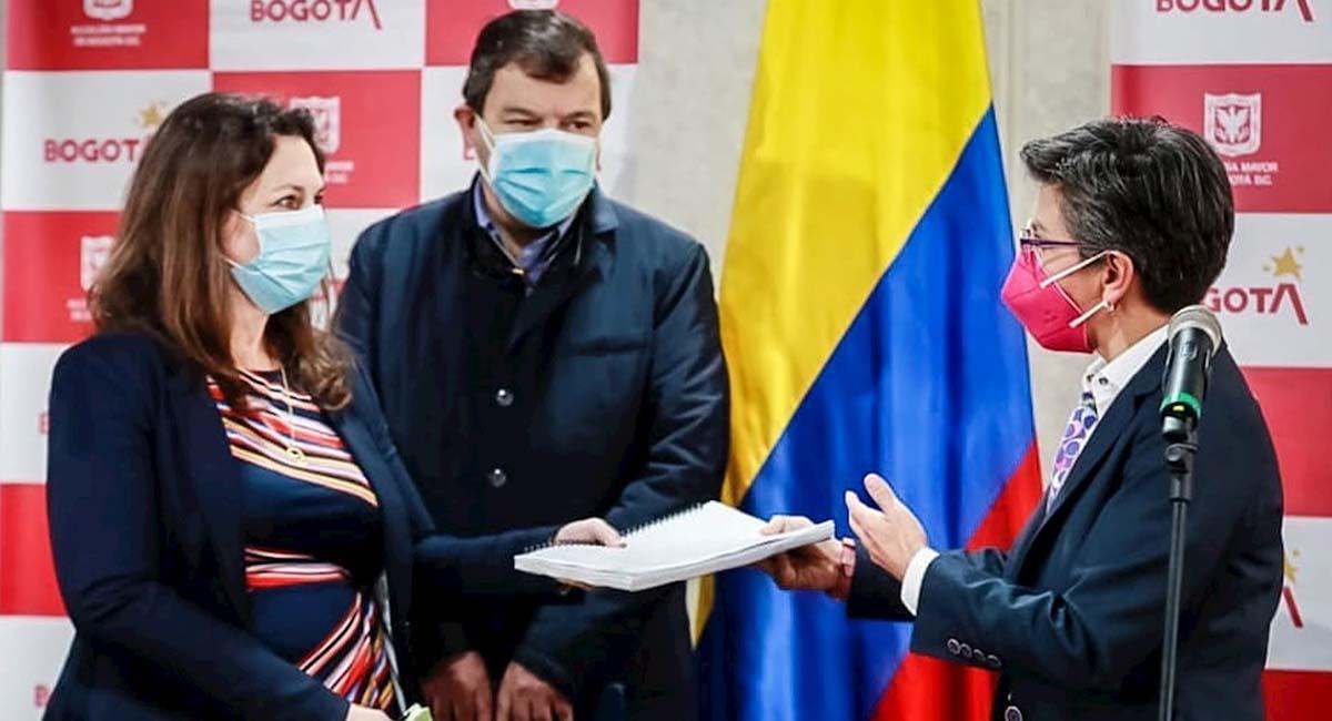 López entrega el informe a Juliette de Rivero, representante en Colombia de DD.HH. de la ONU. Foto: EFE