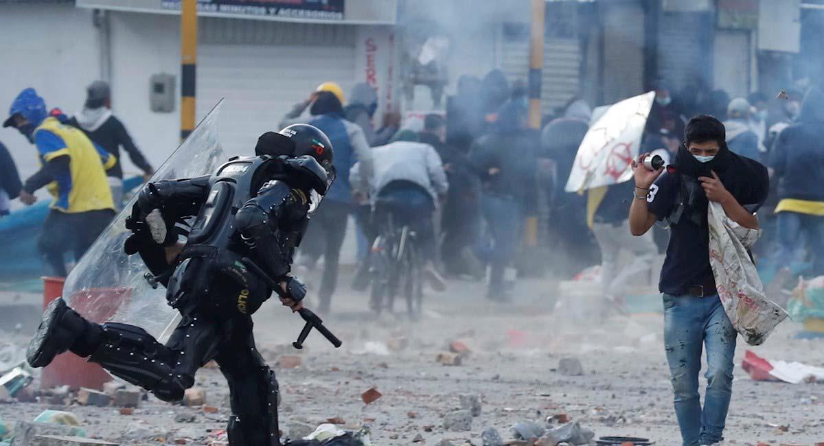 Integrantes del ESMAD y manifestantes se enfrentan en Bogotá. Foto: EFE