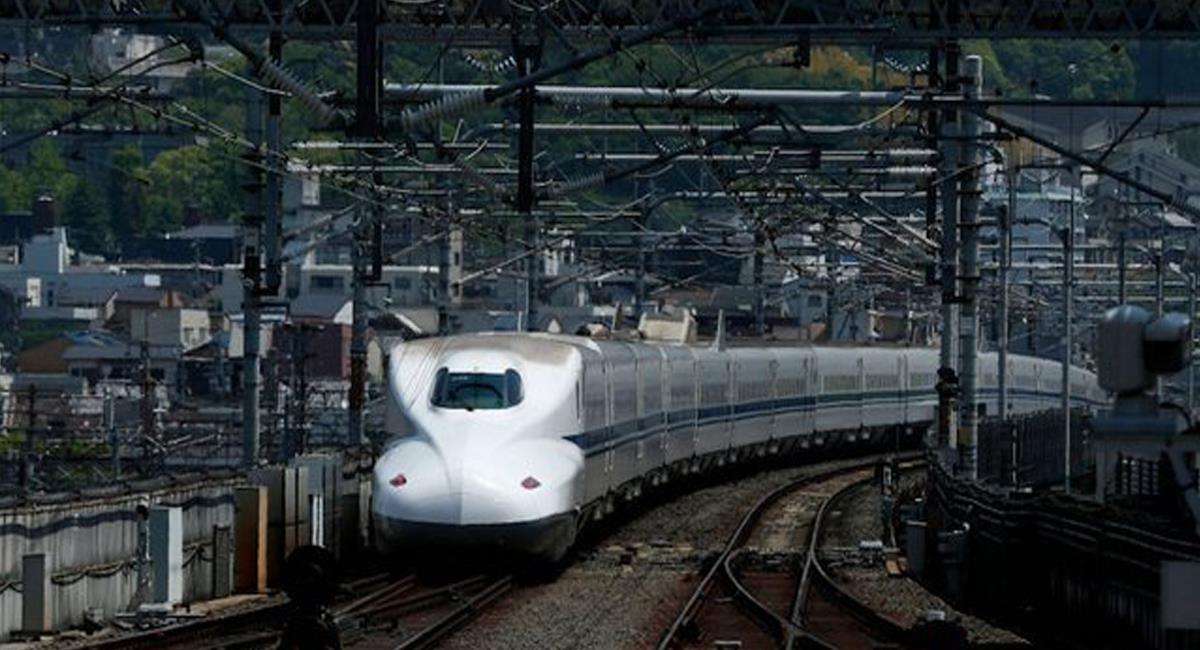 Un conductor de un tren bala japonés será sancionado por ir al baño mientras viajaba a 150 kilómetros por hora. Foto: Twitter @sopitas