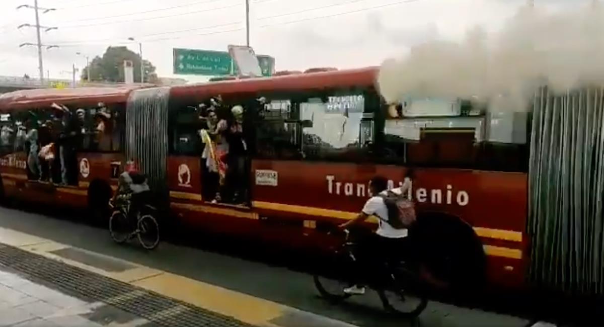 Manifestantes amenazan a conductor y secuestran bus de TransMilenio. Foto: Twitter