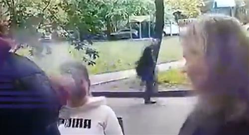 Entrenador ruso dispara pistola de bengalas en la frente de su compañera de trabajo