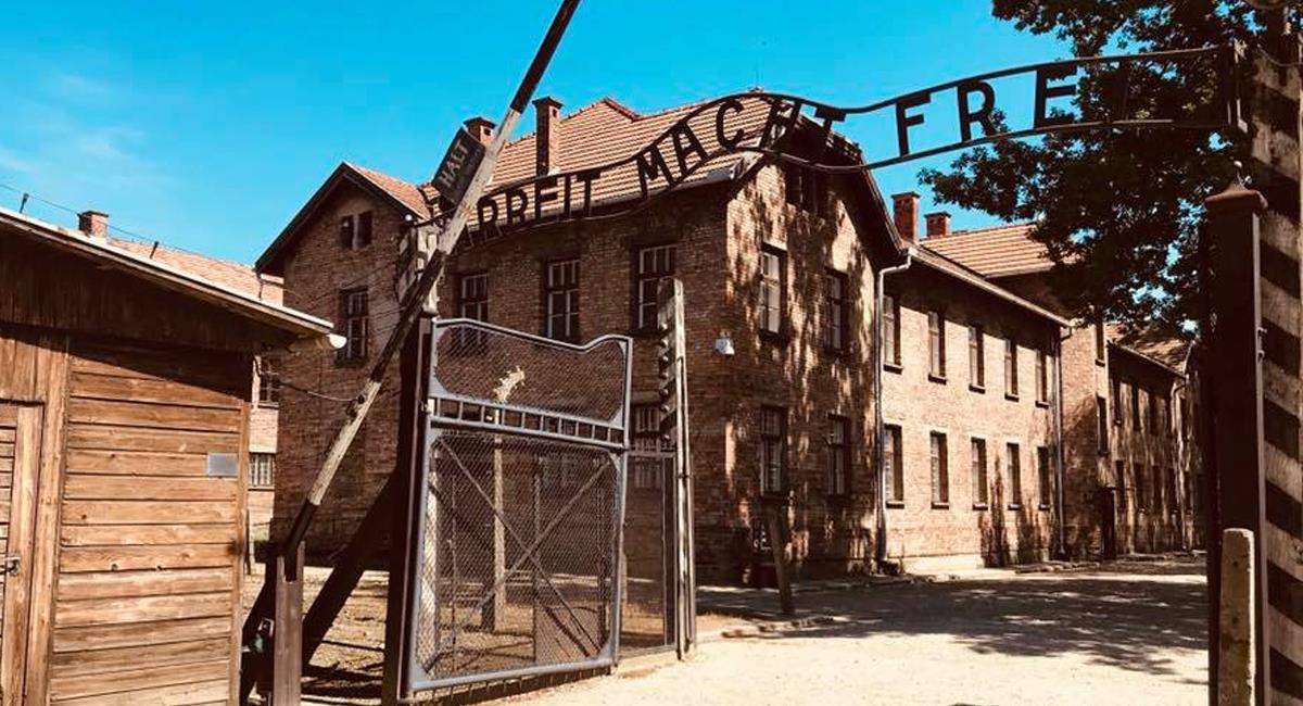 "El trabajo libera", eso dice el letrero en el campo de exterminio de Auschwitz, allí murieron más de un millón de personas durante la Segunda Guerra Mundial, el 90% eran judíos. Foto: Facebook LittleBelgway