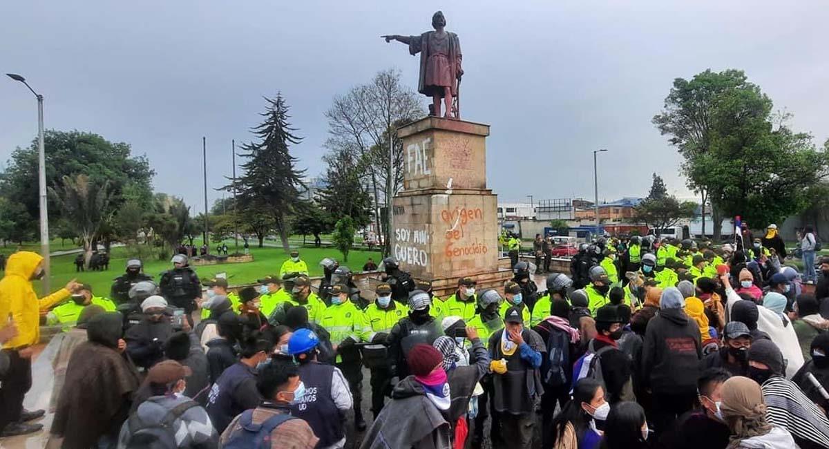 La Policía tuvo que llegar al lugar para evitar el derribamiento de la estatua. Foto: Twitter / @juanpablogutier