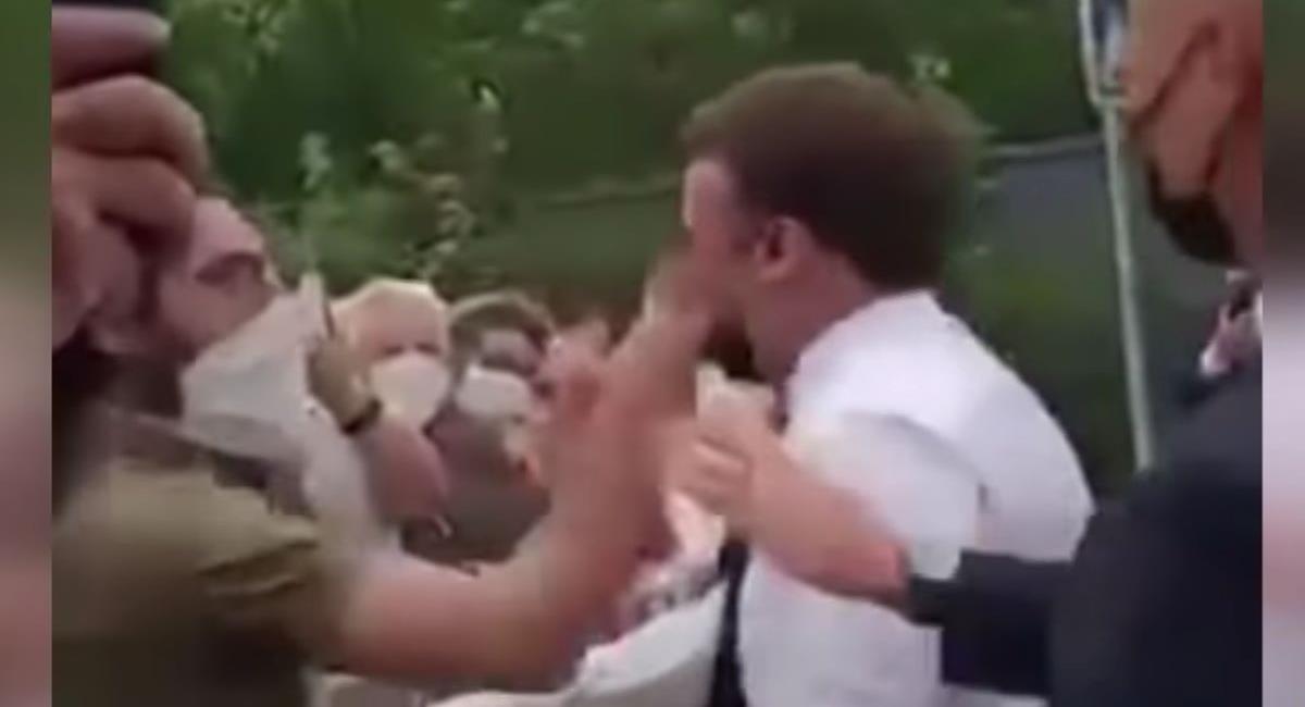 El presidente Emmanuel Macron fue abofeteado por un hombre que aparentó saludarlo en un evento público. Foto: Captura de video