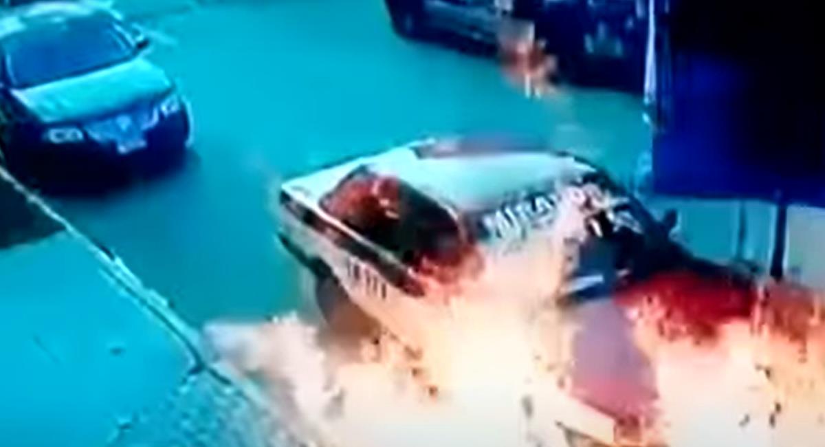 Un taxista revisaba su auto y se produjo un incendio que provocó que abandonara el lugar mientras sus pasajeros evitaban quedar atrapados por las llamas en su interior. Foto: Captura de video