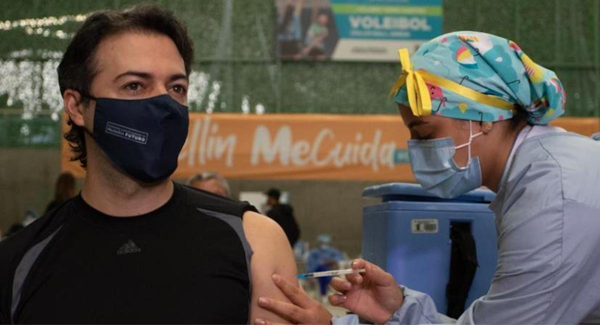 Daniel Quintero recibió la primera dosis de la vacuna contra la COVID-19. Foto: Alcaldía de Medellín