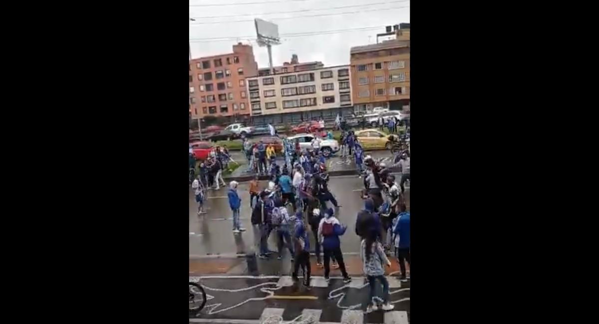 Hinchas de Millonarios protagonizaron disturbios a la afueras del Estadio El Campín. Foto: Twitter
