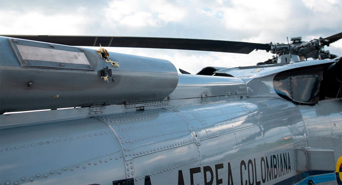 Impactos de bala en el helicóptero en el que viajaba el presidente de Colombia, Iván Duque. Foto: EFE César Carrión / Presidencia de Colombia