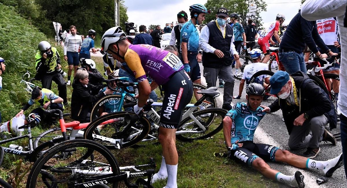La caída en la primera etapa del Tour de Francia dejí varios ciclistas afectados. Foto: EFE