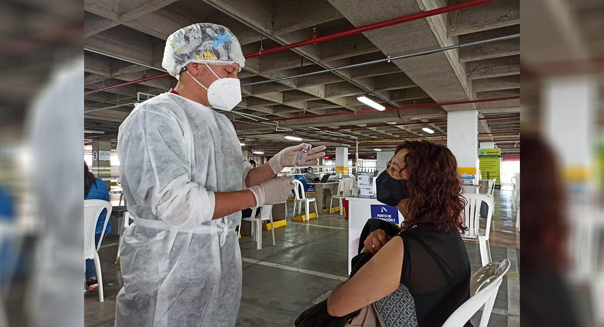 COVID-19: Bogotá comenzará a suministrar vacunas de una sola dosis. Foto: Twitter @SectorSalud