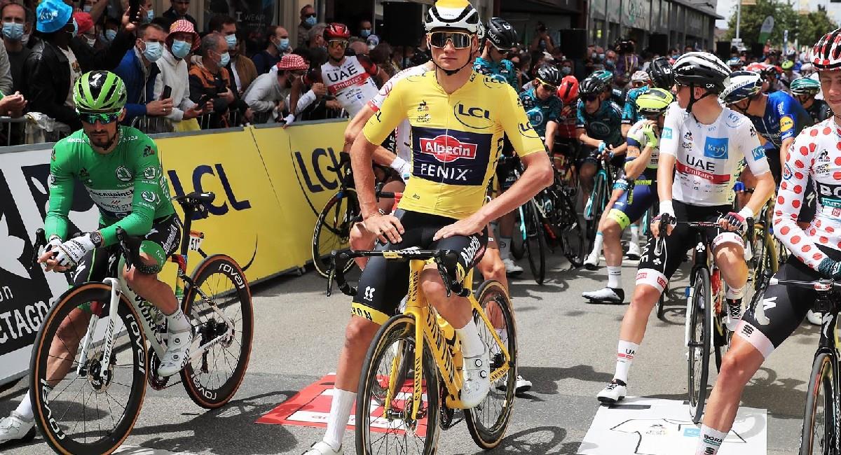 Con pie en el piso, los ciclistas del Tour de Francia protestan al inicio de la etapa 4. Foto: EFE