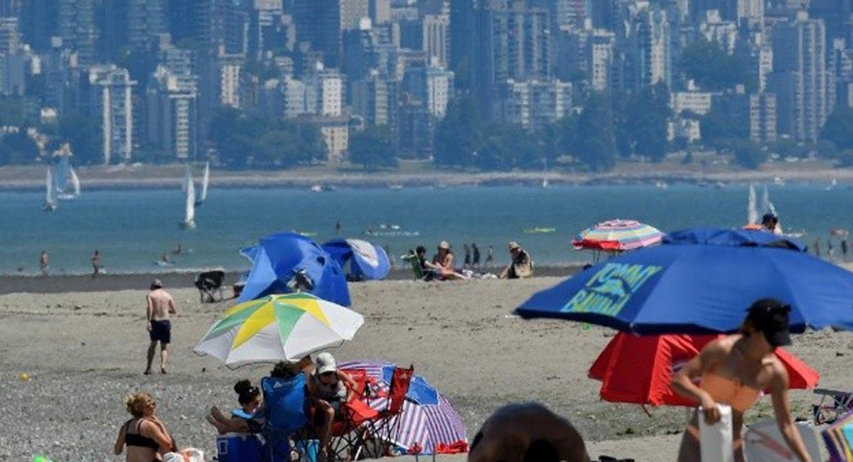 No son vacaciones en la playa, el calor obliga a mucha gente a salir de sus casas para no sofocarse. Foto: Twitter @prensagrafica