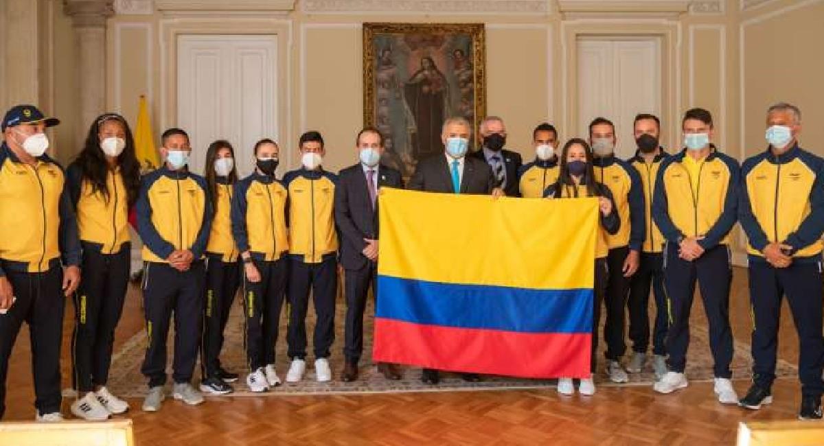 Iván Duque entrega la bandera de Colombia a los deportistas que estarán en Tokyo 2020. Foto: Twitter @MinDeporteCol