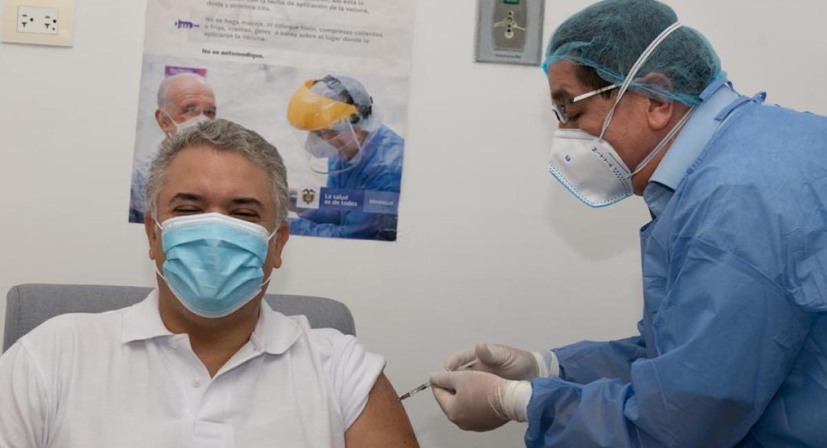 Duque recibe segunda dosis de la vacuna de Pfizer. Foto: Twitter @Fruizgomez