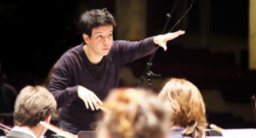 Un joven colombiano que se perfila como un gran director de orquesta