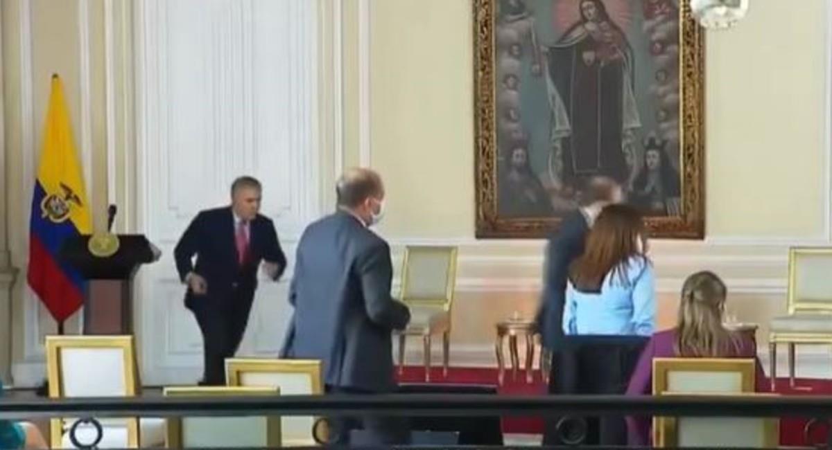 Los asistentes corrieron a socorrerla. Foto: Imagen tomada del video de Presidencia.