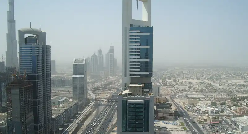 En Dubái, provocan aguaceros con drones ante ola de calor