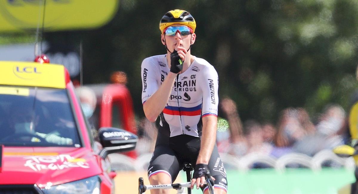 Gesto de Matej Mohoric en el final de la etapa 19 del Tour de Francia. Foto: EFE