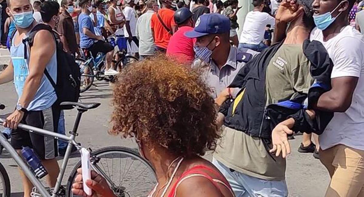 Centenares de detenidos en las manifestaciones cubanas se exponen a condenas en juicios sumarios. Foto: Twitter @14ymedio