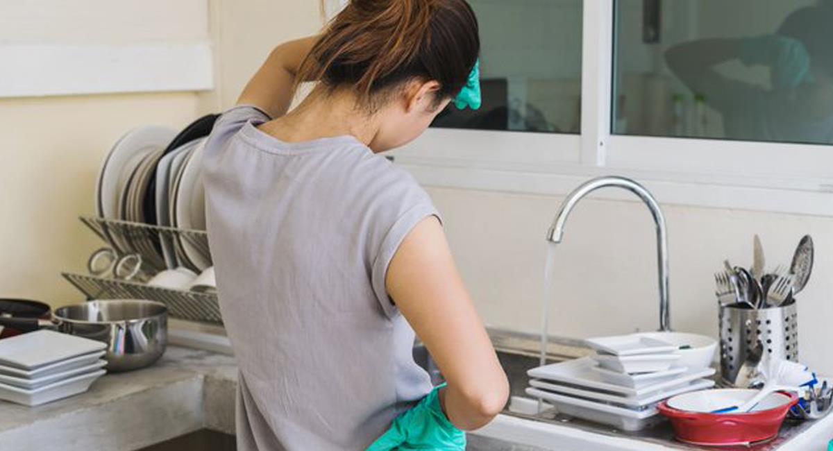 En época de pandemia las mujeres realizan mayoritariamente las labores no remuneradas en el hogar. Foto: Twitter @sabio28