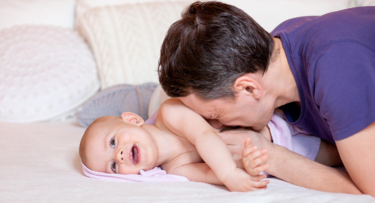 Descubre cómo y dónde debes acariciar a un bebé para obtener beneficios. Foto: Shutterstock