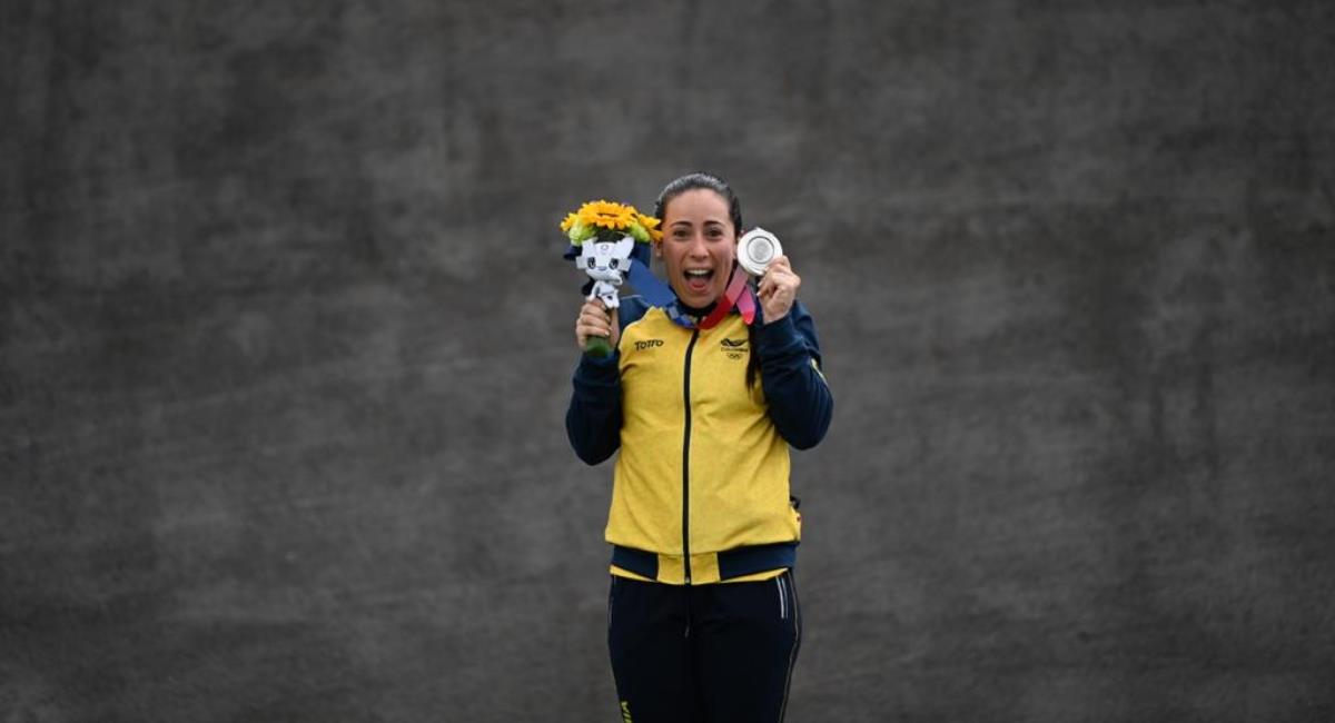 Mariana Pajón con la medalla de plata en Tokio. Foto: Twitter Prensa redes Comité Olímpico Colombiano.