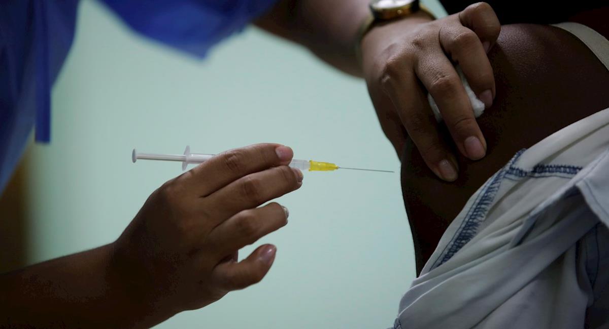 Vacunas de Pfizer y Moderna no hacen crecer los senos. Foto: EFE