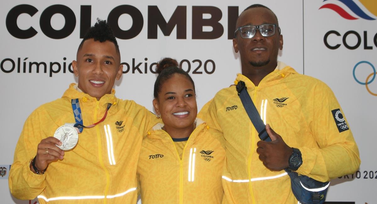 Santiago, Mercedes y Luis Javier llegaron a Colombia. Foto: Twitter Prensa redes Comité Olímpico Colombiano.
