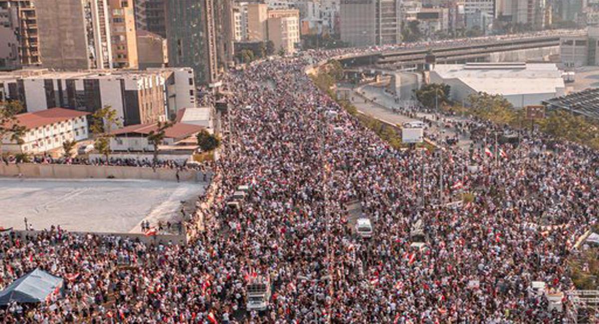 Más de 600.000 libaneses se han reunido en las calles de Beirut buscando respuestas a la difícil situación. Foto: Twitter @SaidChaya