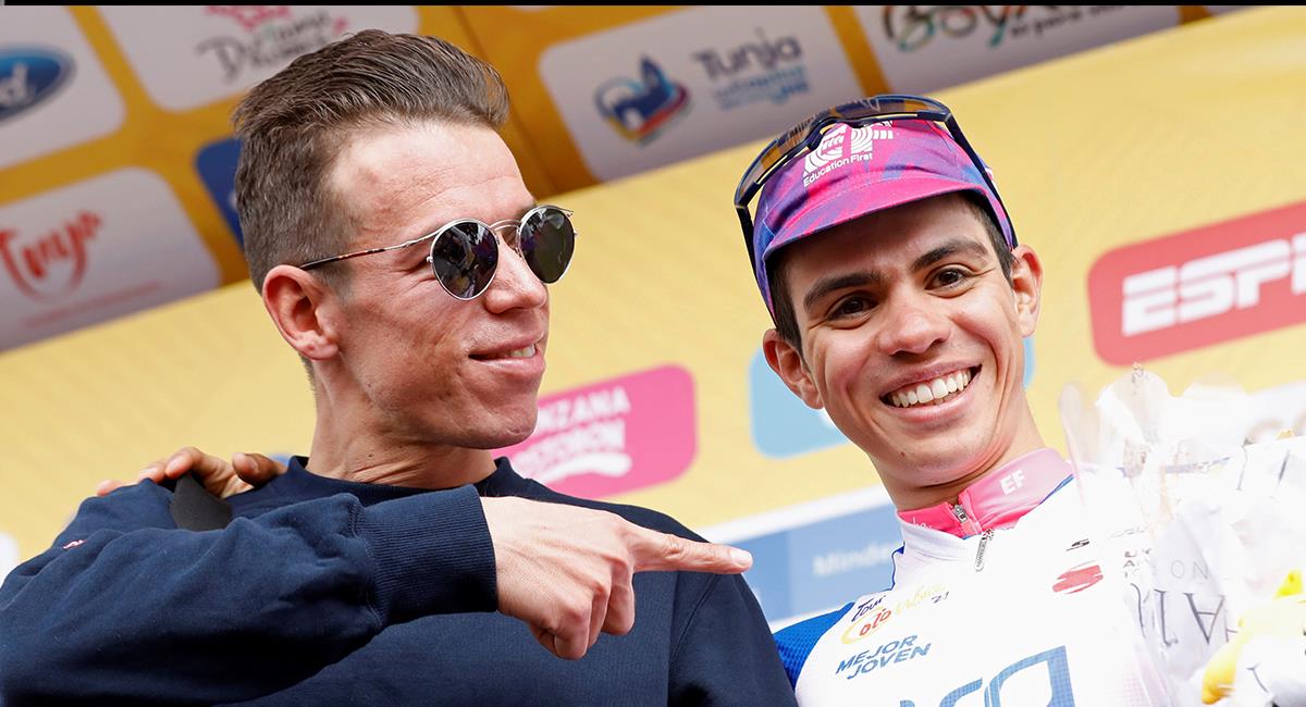 Sergio Higuita celebra en el podio junto a su compañero Rigoberto Urán en el Tour Colombia. Foto: EFE