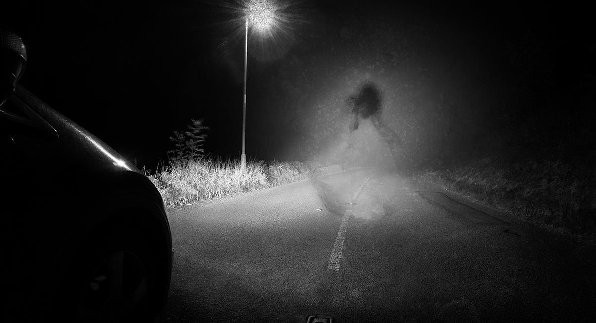 Captan a mujer “fantasma” corriendo en una carretera durante la noche. Foto: Shutterstock