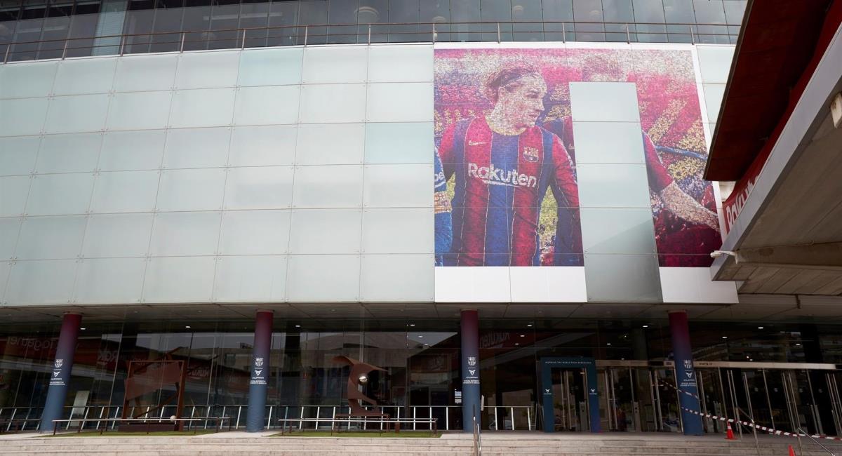 Retiran imágenes de Messi del Camp Nou. Foto: EFE