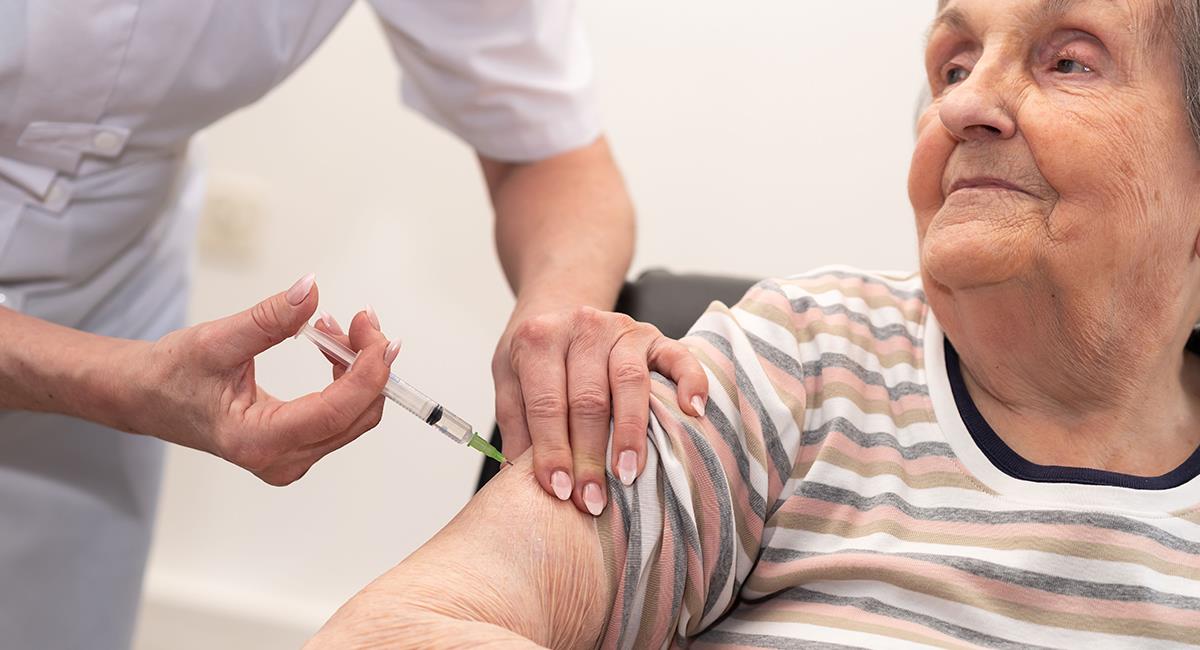 Vacunación en adultos mayores: te contamos qué tan importante es. Foto: Shutterstock