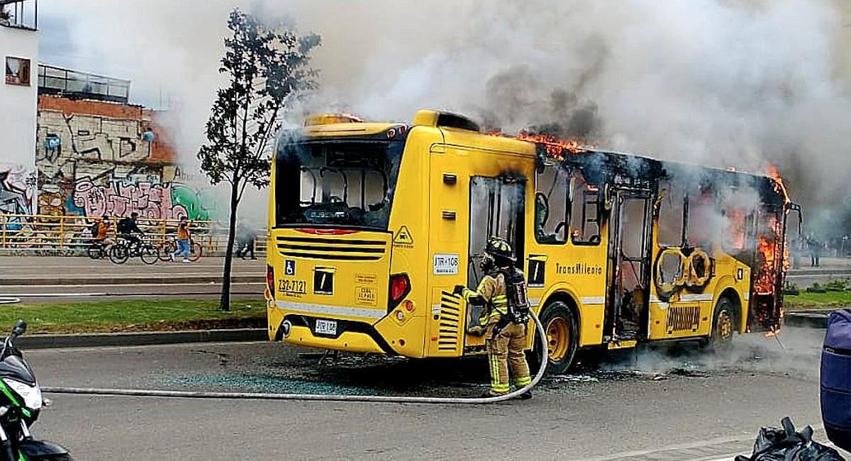 Bus incendiado en Suba por vándalos. Foto: Alcaldía de Bogotá