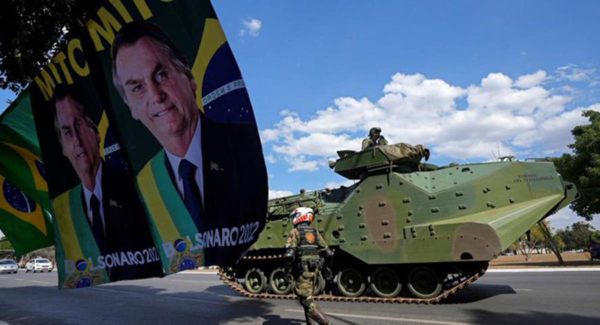 Jair Bolsonaro ordenó un desfile militar en desafío para fuerzas gubernamentales contrarias a sus proposiciones. Foto: Twitter @FinancialTimes