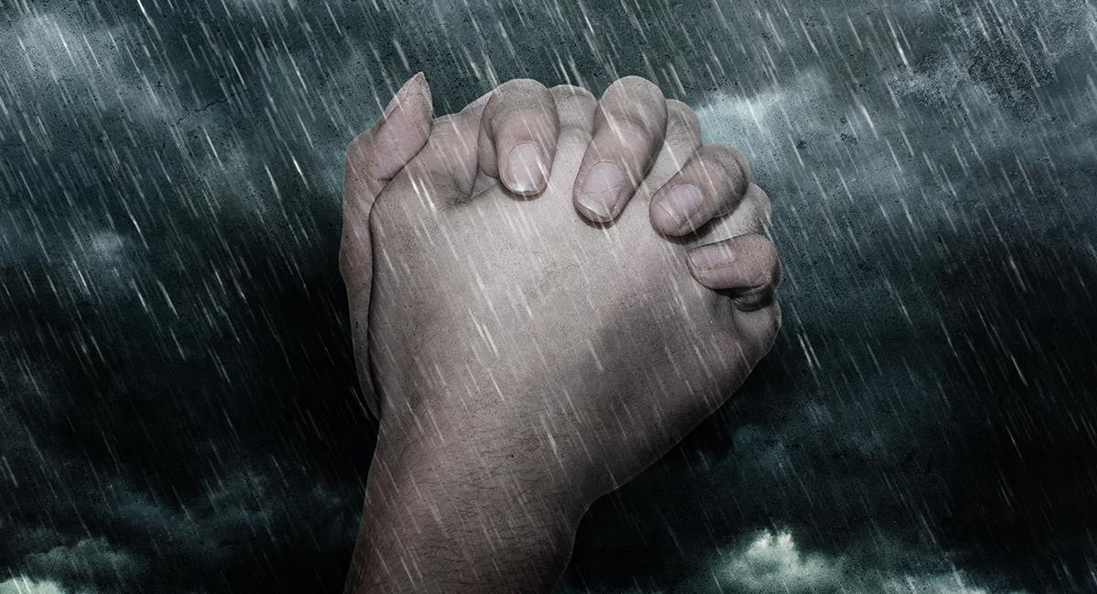 Reza esta poderosa oración para que deje de llover. Foto: Shutterstock