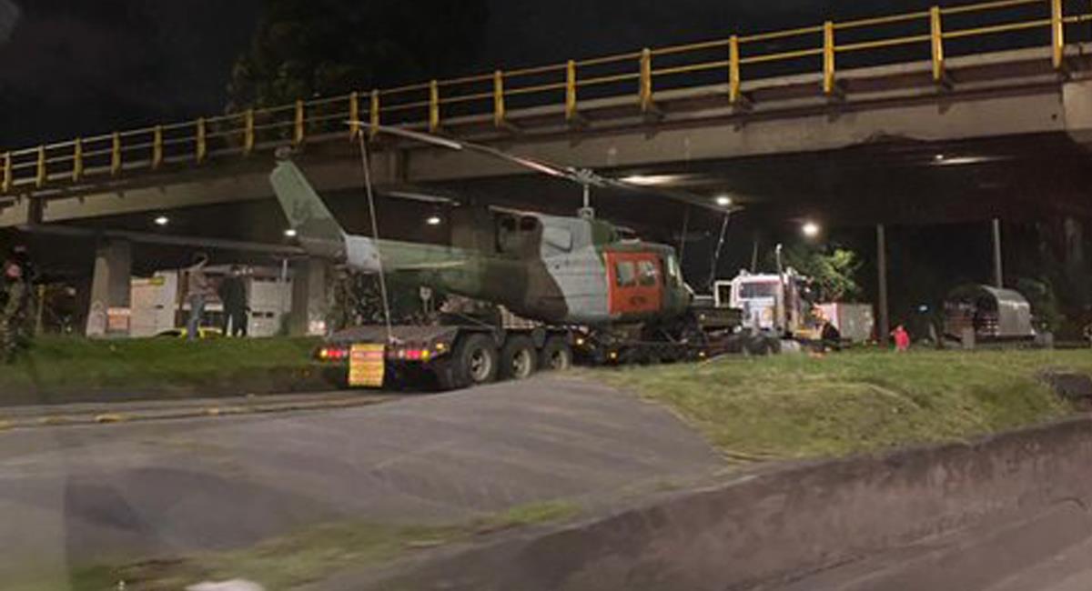 Solo pasa en el país del realismo mágico, un helicóptero quedó atrapado en un puente del norte de Bogotá. Foto: Twitter @ladecabelloazul