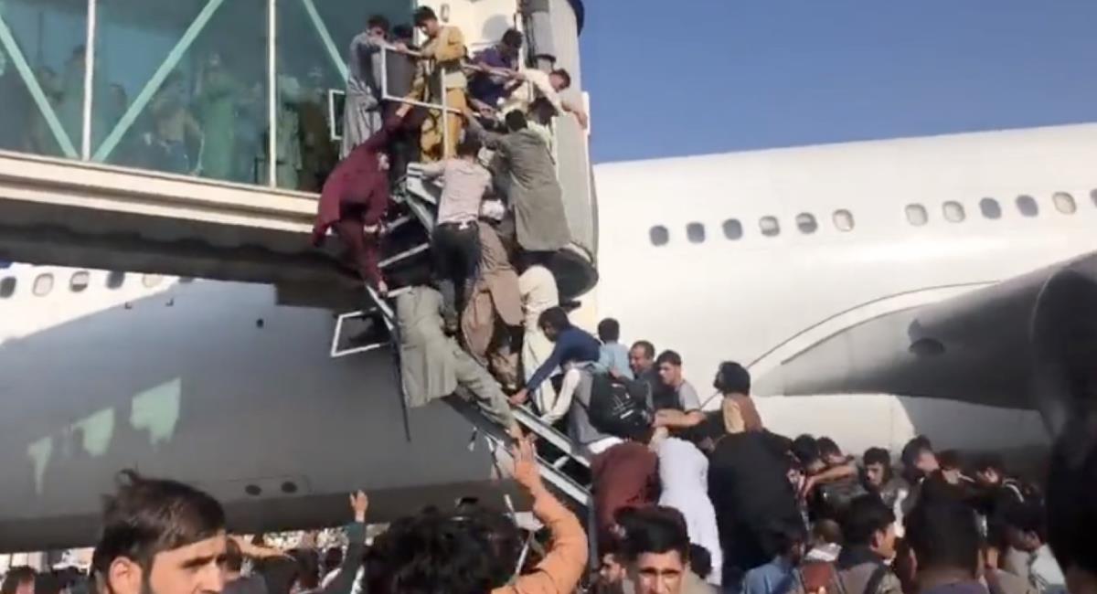 Al menos seis personas han muerto en medio del caos del aeropuerto de Kabul. Foto: Twitter @lopezdoriga