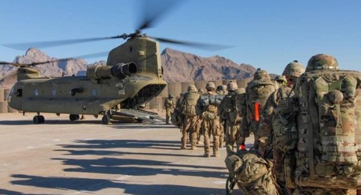 Tropas americanas retirándose de territorio de Afganistán. Foto: Twitter @RobertoLaurenc8.
