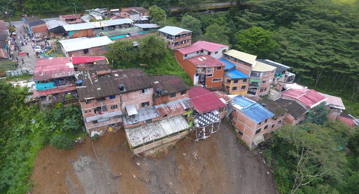 Varias casas quedaron al filo de la montaña y otras colapsaron debido a deslizamientos de tierra. Foto: Twitter @nicolasgarciab
