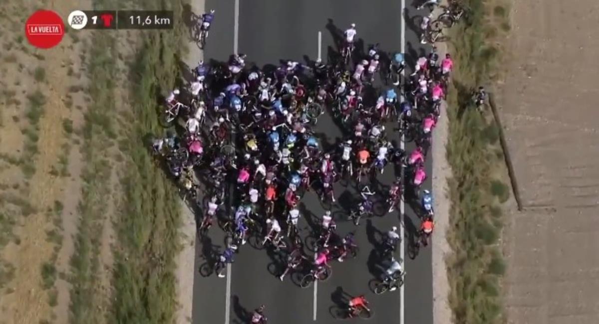 Caída masiva en la Vuelta a España. Foto: Twitter Prensa redes Vuelta a España.