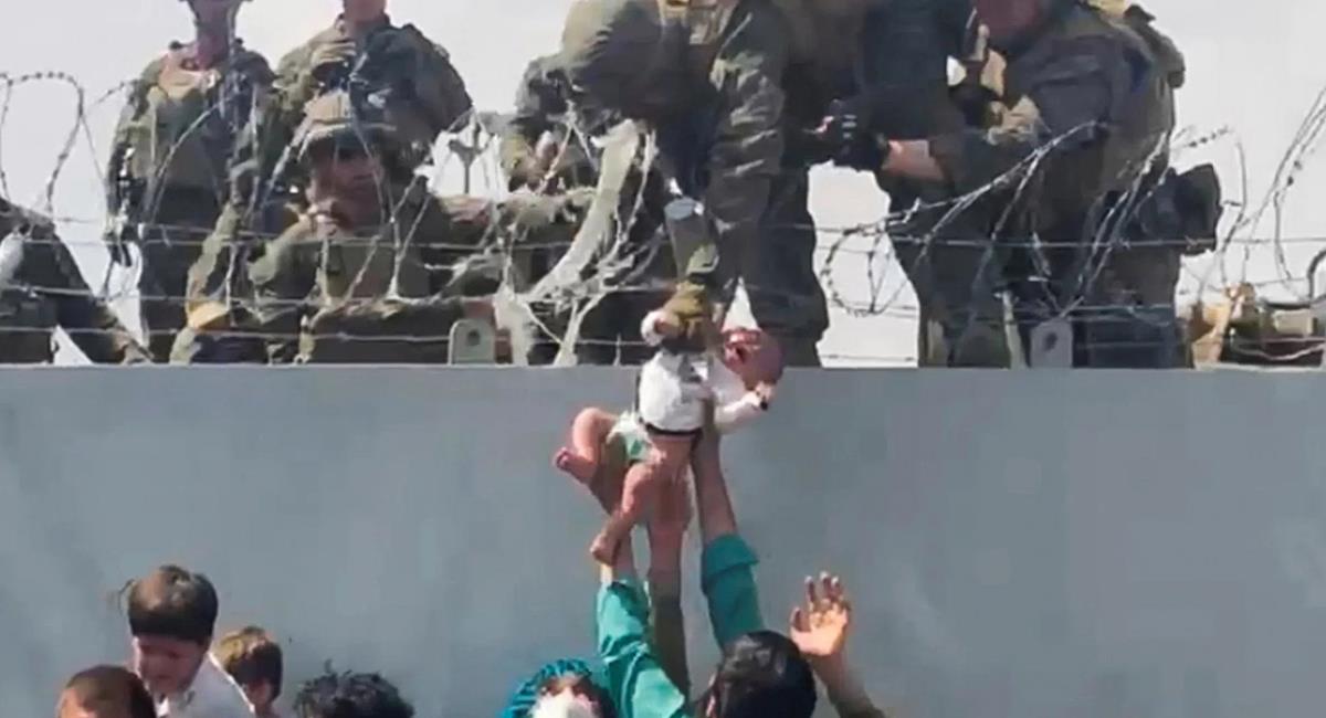 Soldados de EE.UU rescatan a un bebé y lo reúnen con su madre. Foto: Twitter @6w