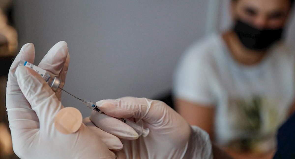 Bogotá inicia la vacunación para mayores de 15 años este 21 de agosto. Foto: EFE