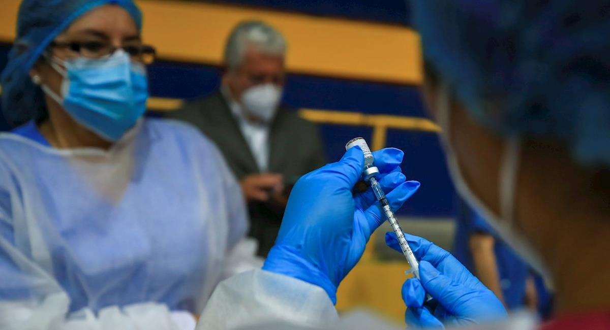 Al menos 100 mil personas recibirán tercera dosis de la vacuna contra la COVID-19. Foto: EFE