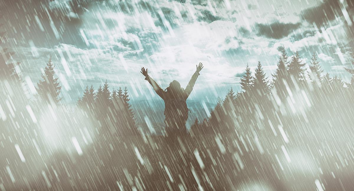 Poderosa oración para ahuyentar los momentos tormentosos de tu vida. Foto: Shutterstock