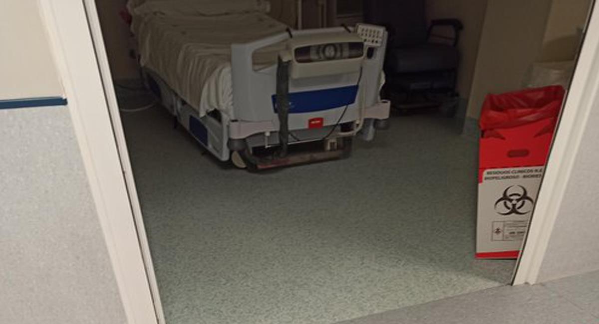 Menos muertes y contagios por la COVID-19 significan menos camas ocupadas en las UCI de los hospitales. Foto: Twitter @mercheli