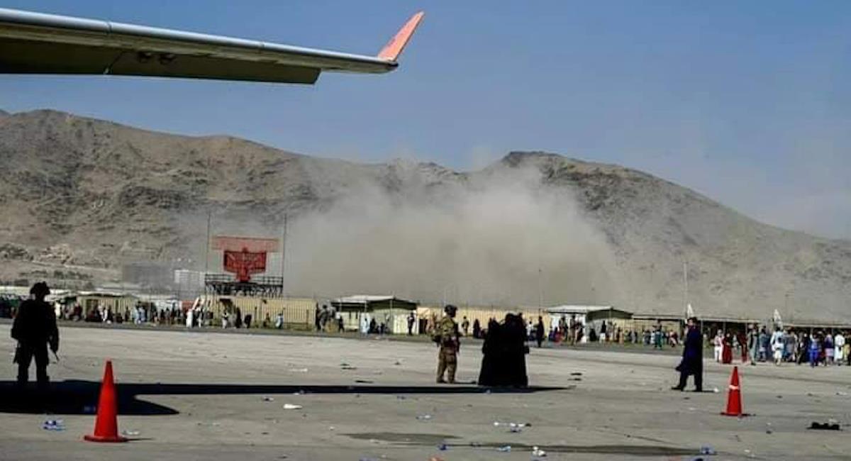 Dos explosiones se registraron a las afueras del aeropuerto de Kabul. Foto: Twitter